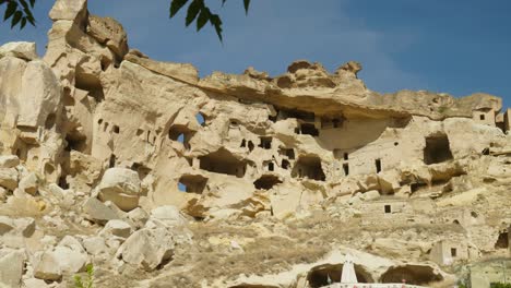 Increíbles-Casas-Cueva-De-Roca-Dominan-El-Horizonte-Del-Pueblo-Turco-Cavusin