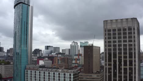 disparo de drones volando sobre el centro de la ciudad de birmingham en inglaterra 02