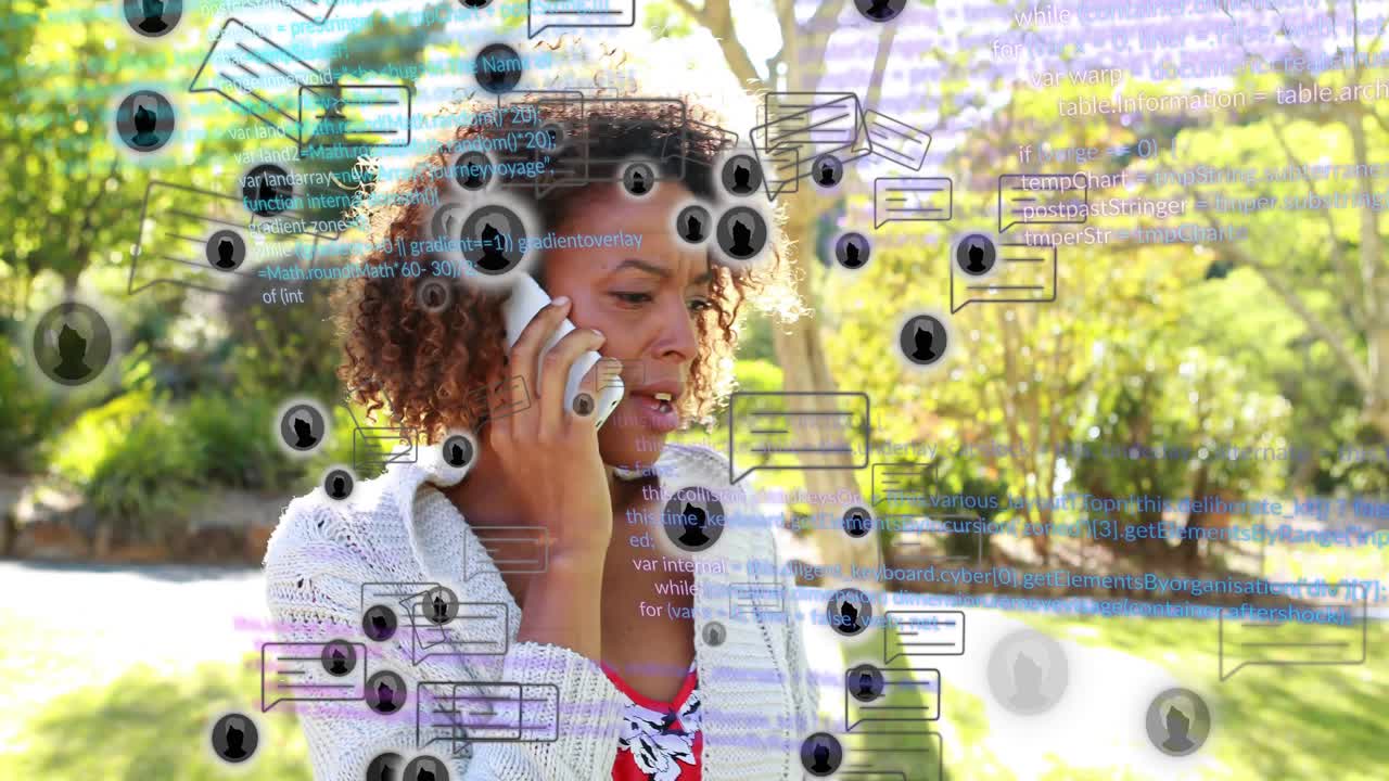 Kvinde holder telefon og tapper i park, reagerer på indgående animerede chatbobler til markedsføring.