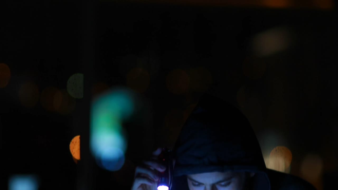 해커가 노트북을 해킹하는 것