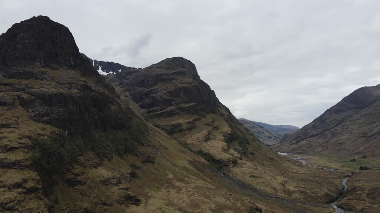 글렌 코 (glen coe) 의 전망점 은 계곡 위 에  ⁇ 아 있는 세 자매 의 웅장 함 을 목격 할 수 있는 곳 입니다.