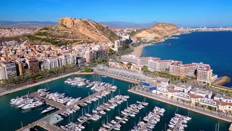 Schöner-Blick-Auf-Die-Küste-Mit-Festung,-Strand-Und-Hotels