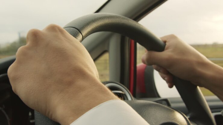 Uomo d'affari che guida, fa il pendolare da e per il lavoro