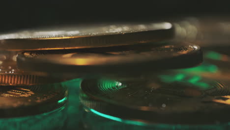 primer plano de los bitcoins apilados