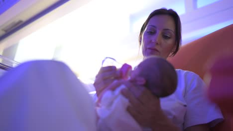 pediatra alimentando a los recién nacidos en la clínica