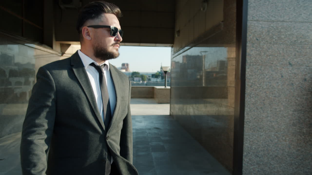 gente de negocios caminando por la ciudad