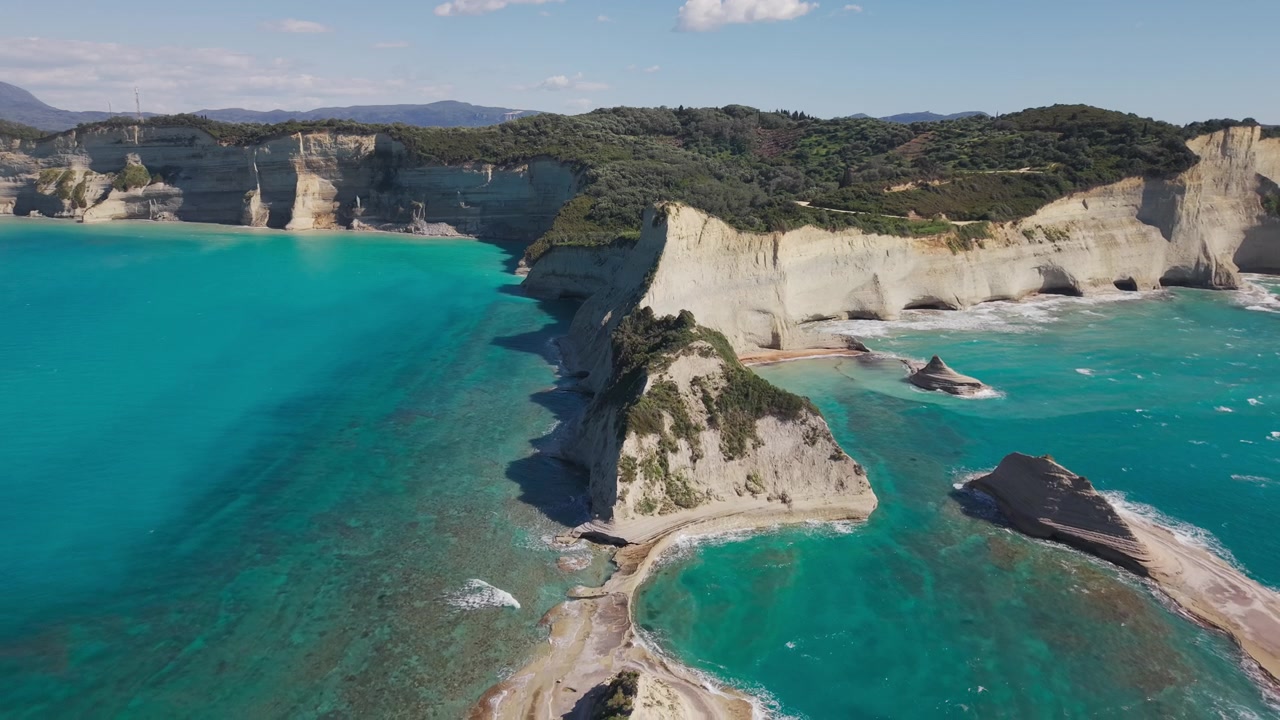 Volo di drone sopra le suggestive scogliere bianche e le acque turchesi di Capo Drastis.