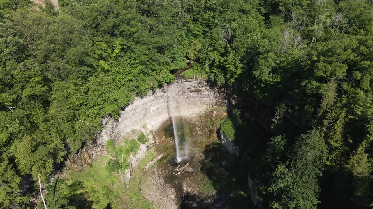 toma aérea de drones panorámicos de tews falls en hamilton, ontario, canadá en 4k