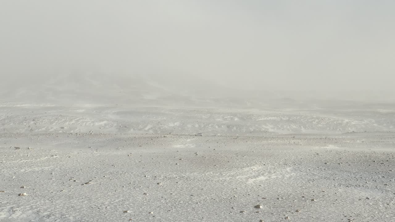 눈보라가 치는 동안 하얀 눈 풍경 한가운데 있는 오프로드 차량