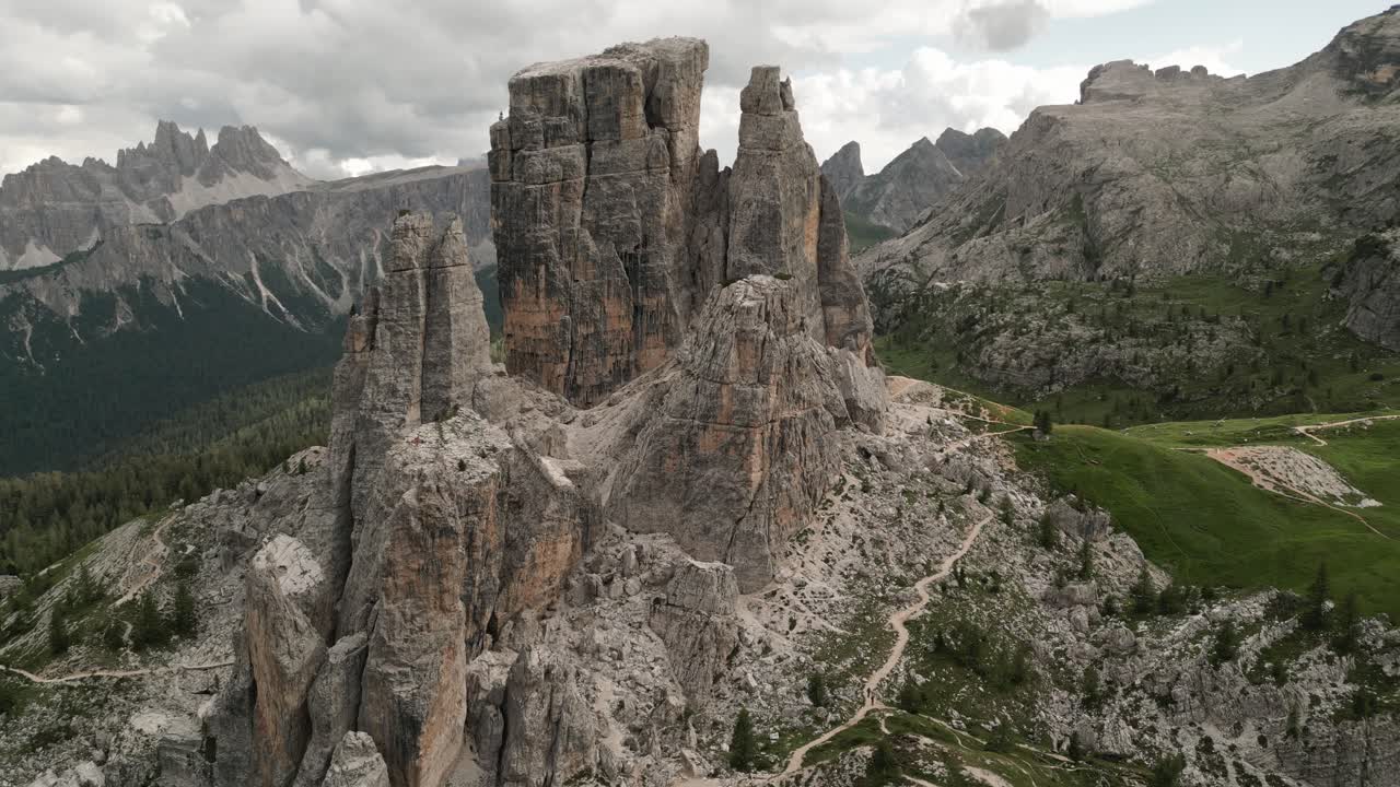 vista panorámica de los alpes de cinque torri dolomiti, en italia