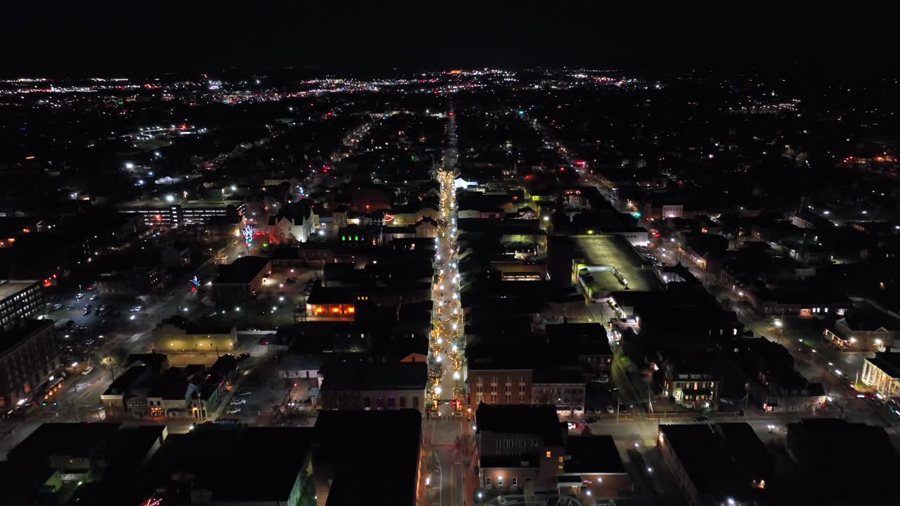 겨울 크리스마스 시즌에 미국 마을의 조명 도시 풍경: 크리스마스 장식과 함께 조용한 조명 직선 거리.
