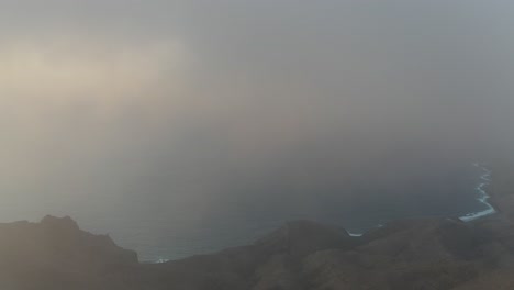 Dichter-Morgendlicher-Nebel,-Luftdrohne,-Die-über-Berggipfellandschaft-Fliegt,-Pfanne-Zeigt-Goldenen-Sonnenaufgang