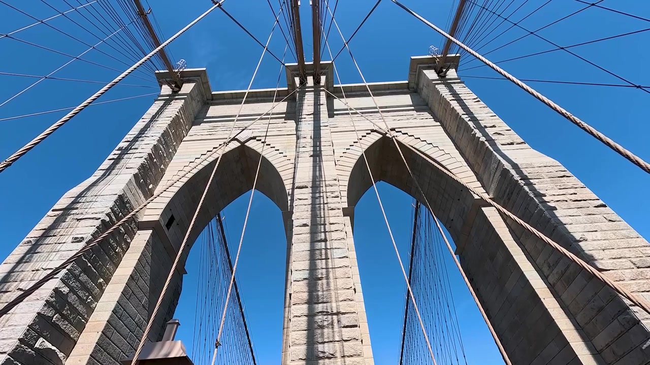 Video degli archi sul Ponte di Brooklyn a New York
