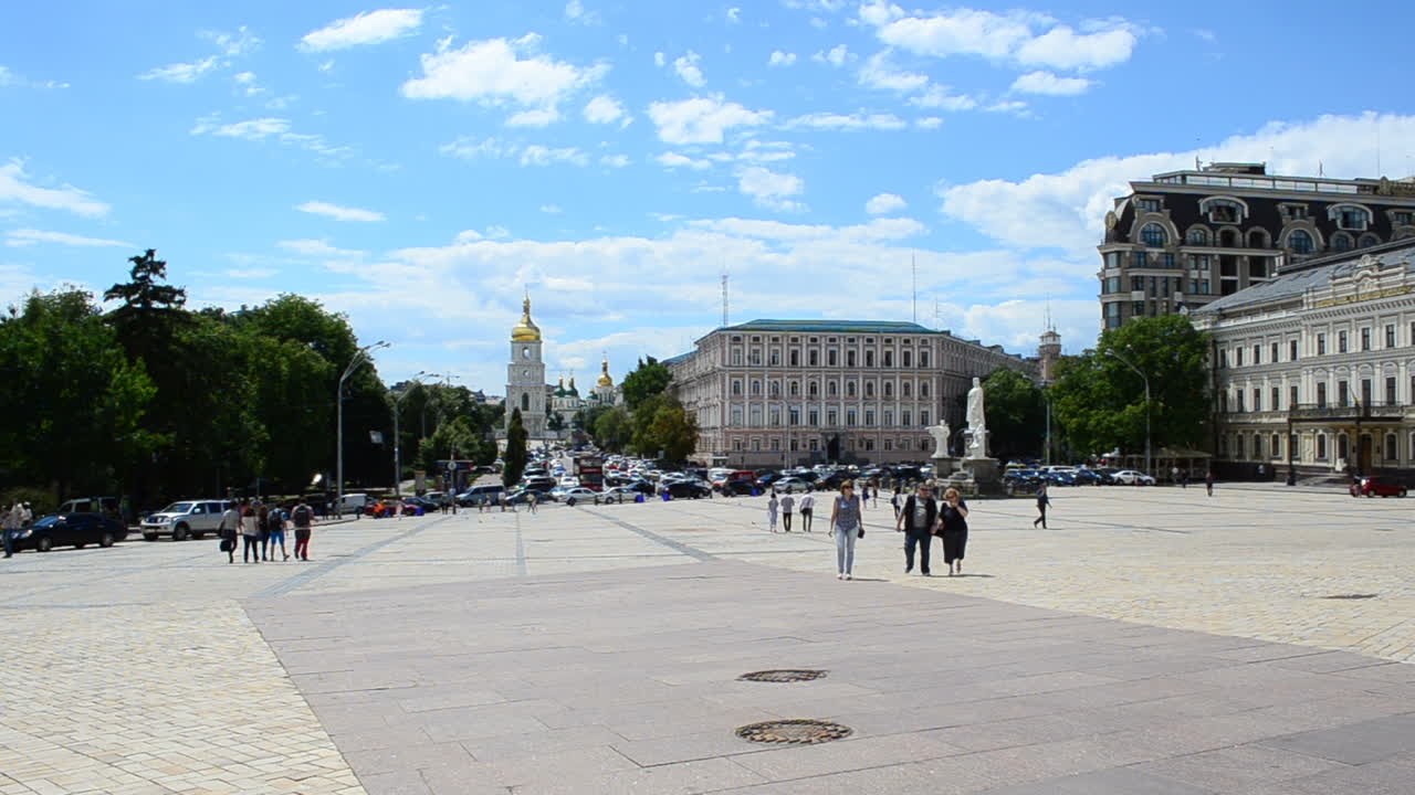 Киев летом, люди и машины. Район в Киеве