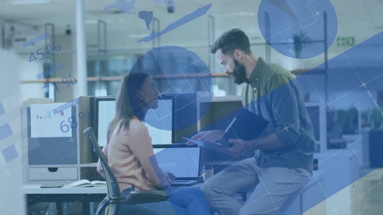 animación del procesamiento de datos financieros sobre diversas personas de negocios que trabajan en la oficina