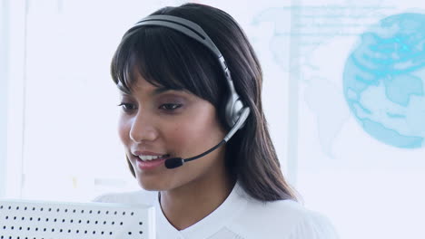 animación del globo de conexiones sobre una mujer de negocios usando auriculares de teléfono