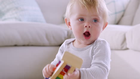 Dos-Niños-Pequeños-Jugando-En-El-Suelo-En-La-Sala-De-Estar