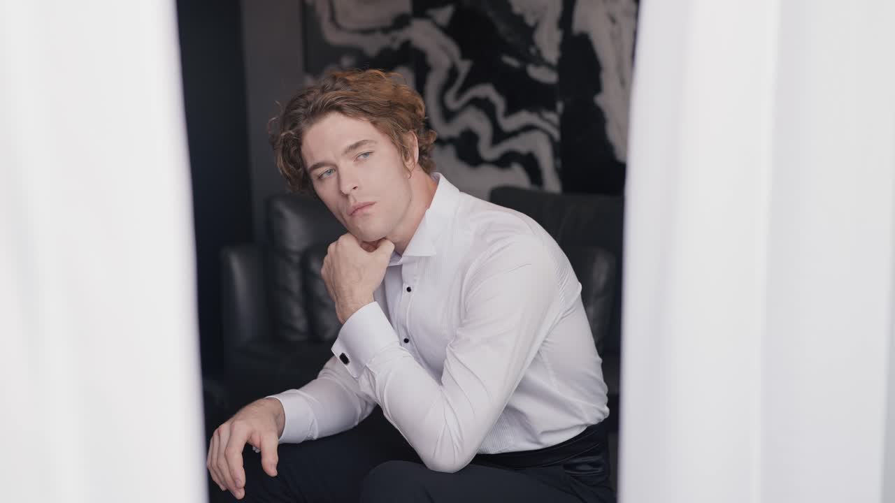 공식적인 옷을 입은 우아한 남자