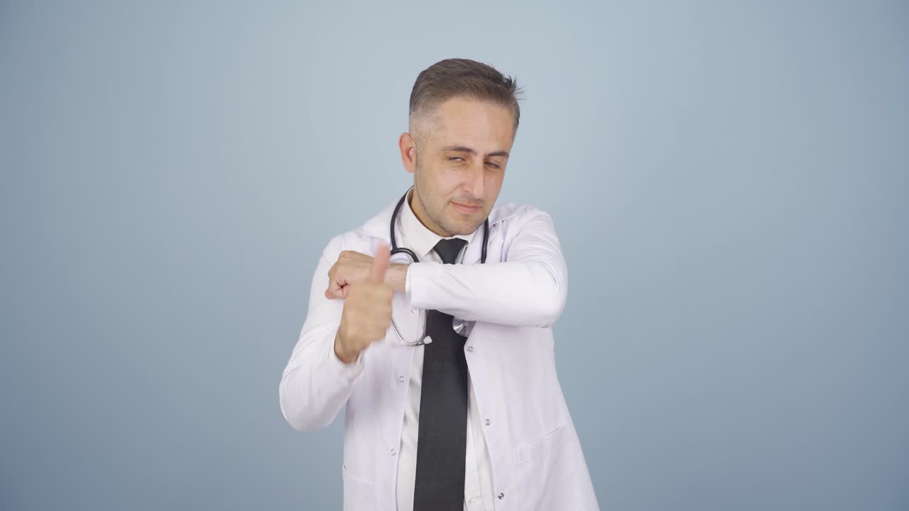 의사가 올바른 기침을 보여줍니다.