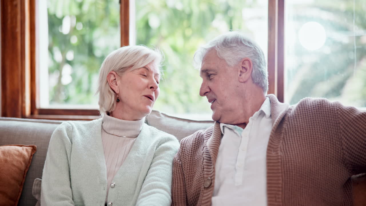 행복하고, 사랑하고, 아이들이 할아버지와 할머니를 안아주고