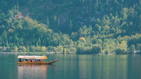 Un-Barco-Con-Visitantes-Pasa-Por-El-Hallstatter-See-En-Austria