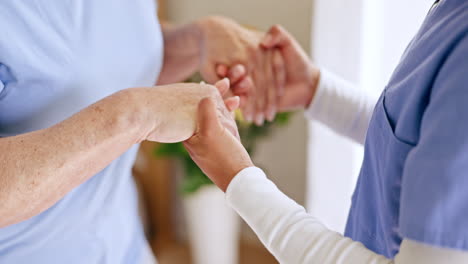 manos, atención médica y apoyo de un cuidador