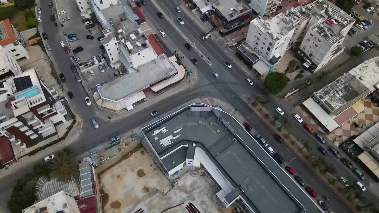 Vista aerea del centro di Durazzo, Albania: strade che si intersecano brulicanti di traffico tra tetti con pannelli solari. Una scena urbana dinamica che unisce movimento, infrastrutture e design eco-compatibile