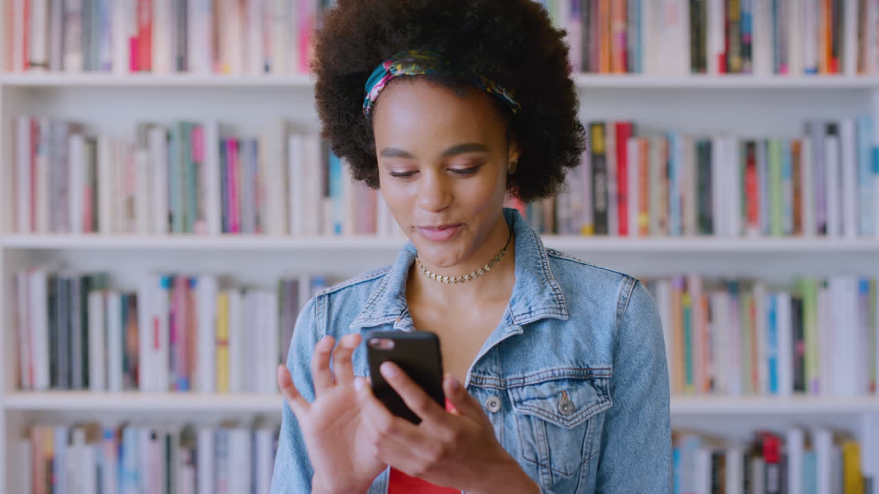 teléfono, redes sociales y una estudiante negra