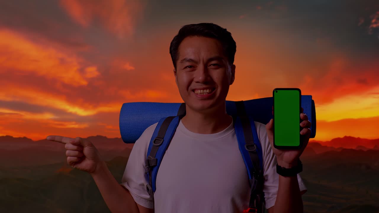 해가 지는 동안 배과 녹색 화면 전화로 미소 짓는 여행자