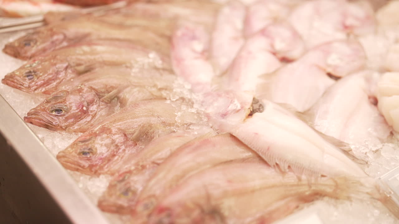 시장 에서 신선 한 물고기 를 전시 하는 것