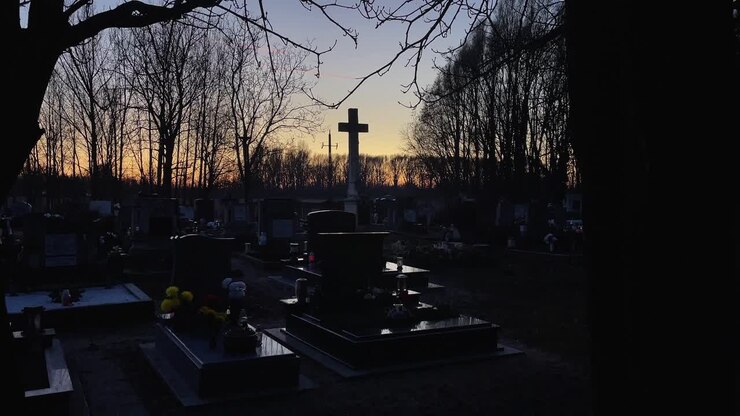 Cimitero cristiano di sera con una grande croce, Mosonmagyaróvár, Ungheria.