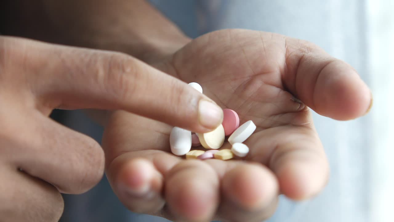 손으로 여러 가지 약을 들고