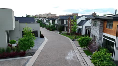 Casas-Modernas-Se-Alinean-En-Una-Calle-Curva