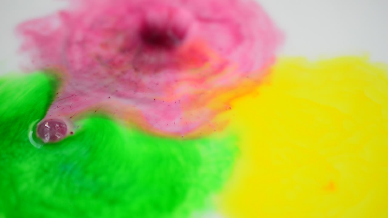 Miscela di colori di vernici. Vernici su sfondo bianco.