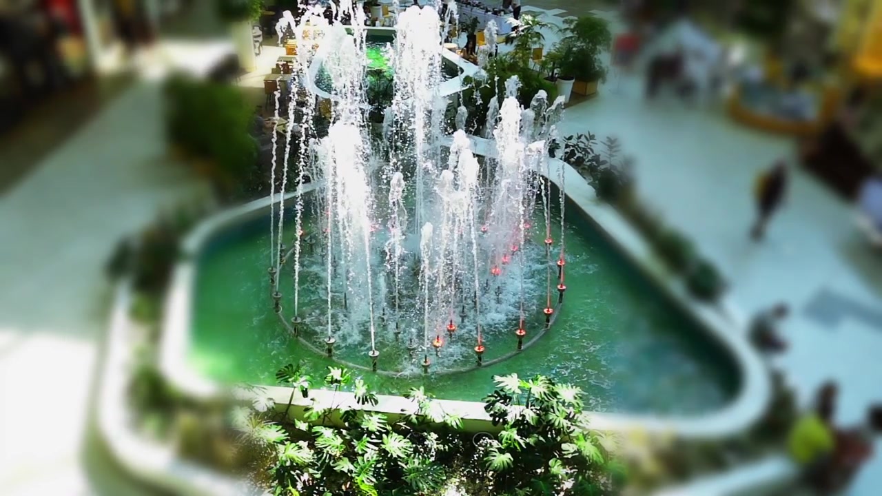Fontana nel centro commerciale. Slow motion