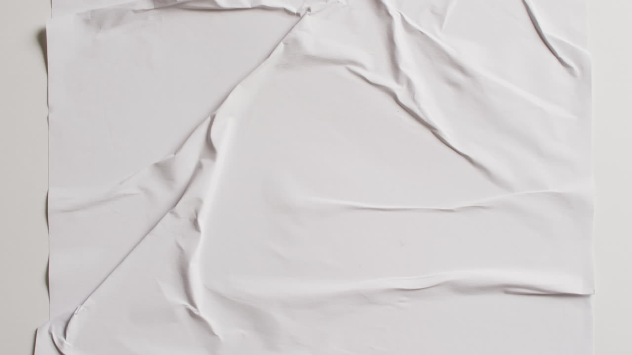 Vídeo em close-up de tecido branco amassado com espaço para texto.
