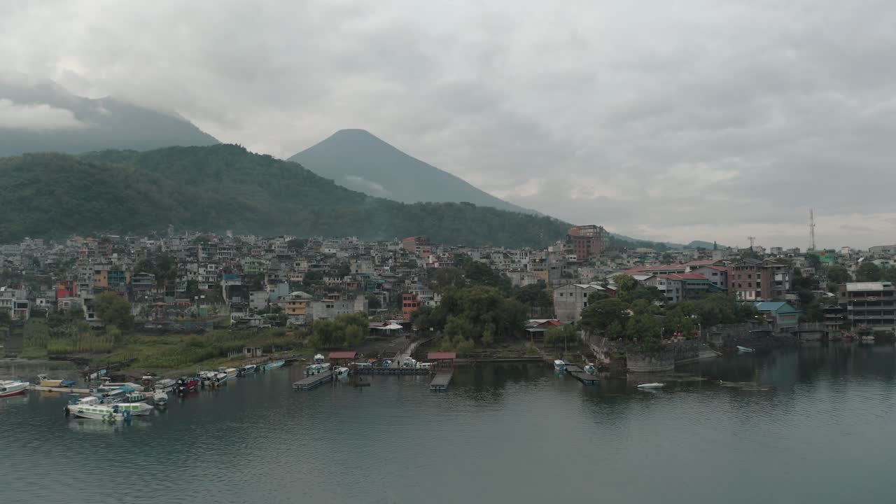 ciudad rural de santiago en la bahía del lago atitlán en guatemala - toma aérea