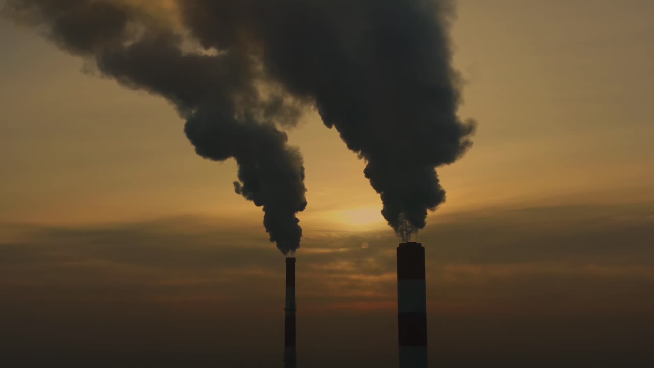 emissioni della centrale elettrica viste sopra la città durante l'alba