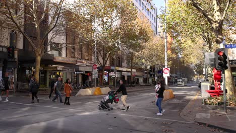 personas que cruzan la calle en la intersección del semáforo