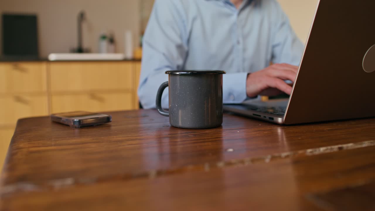 hombre trabajando en una computadora portátil en una oficina en casa