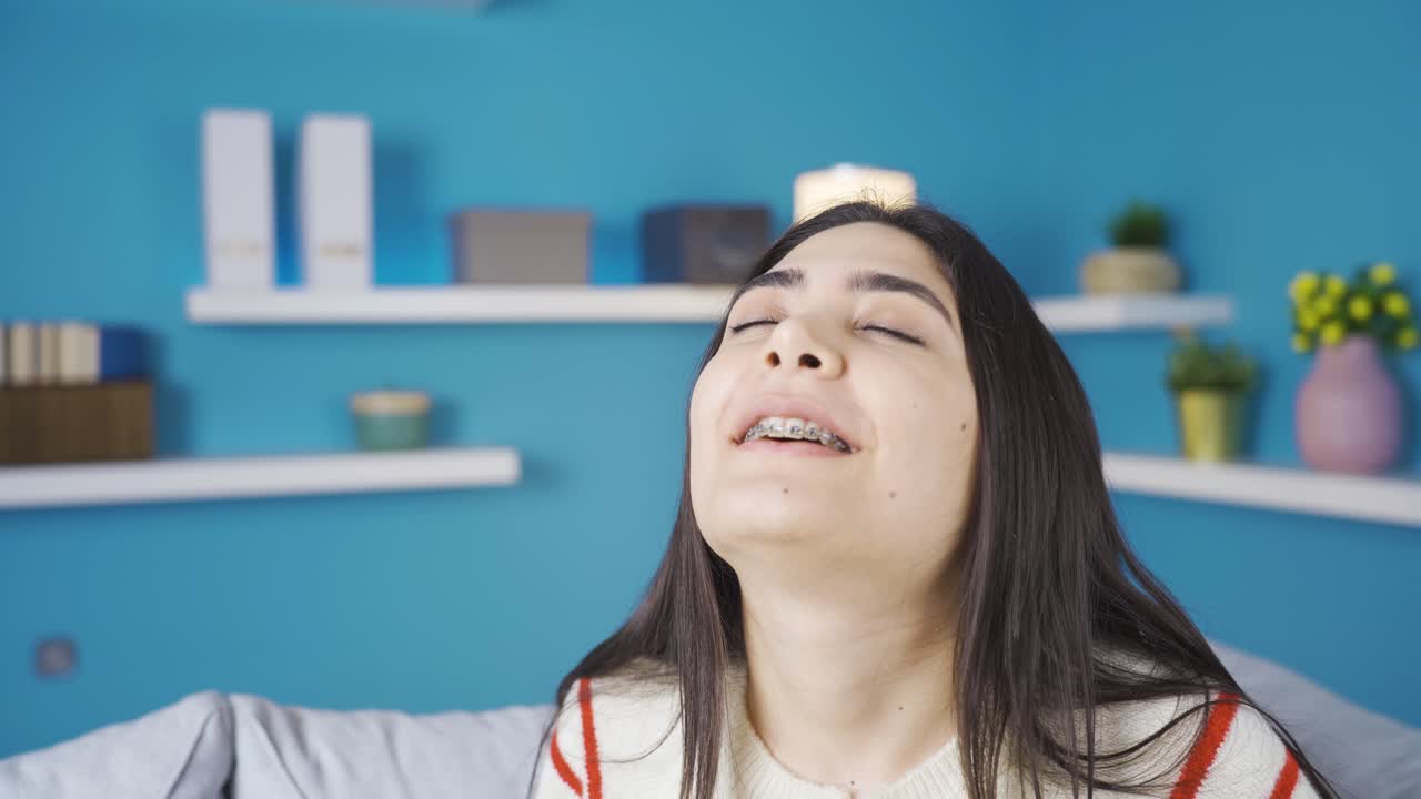 una joven pacífica y relajada con aparatos ortopédicos.