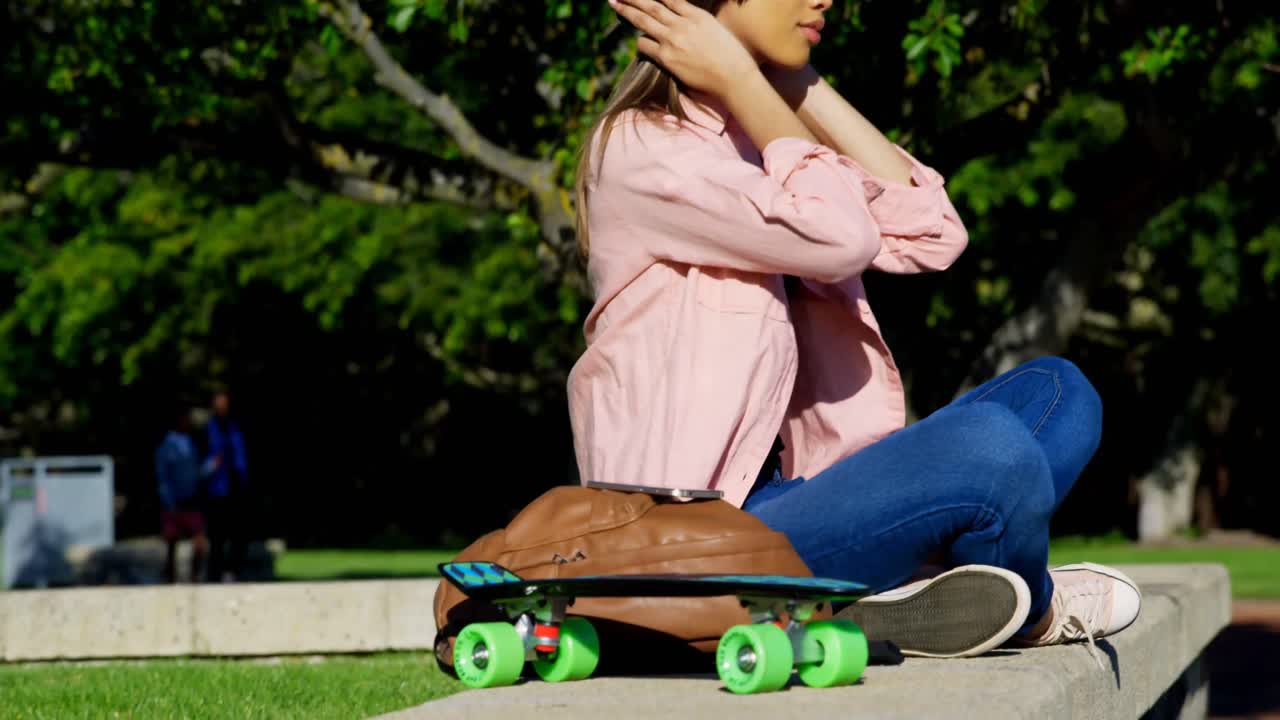 Mujer sentada en el parque en un día soleado 4K