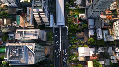 Bts-Skytrain-In-Bangkok-Fährt-In-Surasak-Station-Im-Geschäftsviertel-Ein