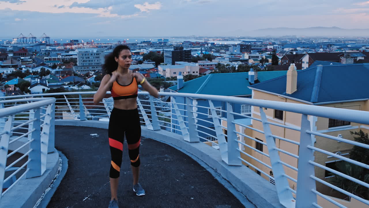 fitness, correr y mujer en una ciudad por la noche