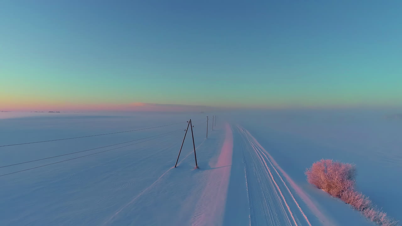 눈이 얼어붙은 툰드라에서 눈으로 볼 수 있는 한 겨울 풍경을 수렴합니다.