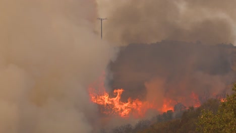 Un-Wildifre-Vasto-Y-De-Rápido-Movimiento-Arde-Como-Un-Enorme-Incendio-De-Matorrales-En-Las-Laderas-Del-Sur-De-California-Durante-El-Incendio-De-La-Cueva-En-Santa-Bárbara-2