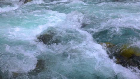 Agua-Del-Río-De-Montaña-Con-Primer-Plano-En-Cámara-Lenta