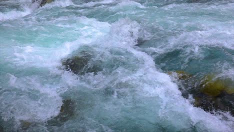 agua de río de montaña con un primer plano en cámara lenta