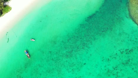 Boote-Schwimmen-Im-Ruhigen-Türkisfarbenen-Meer