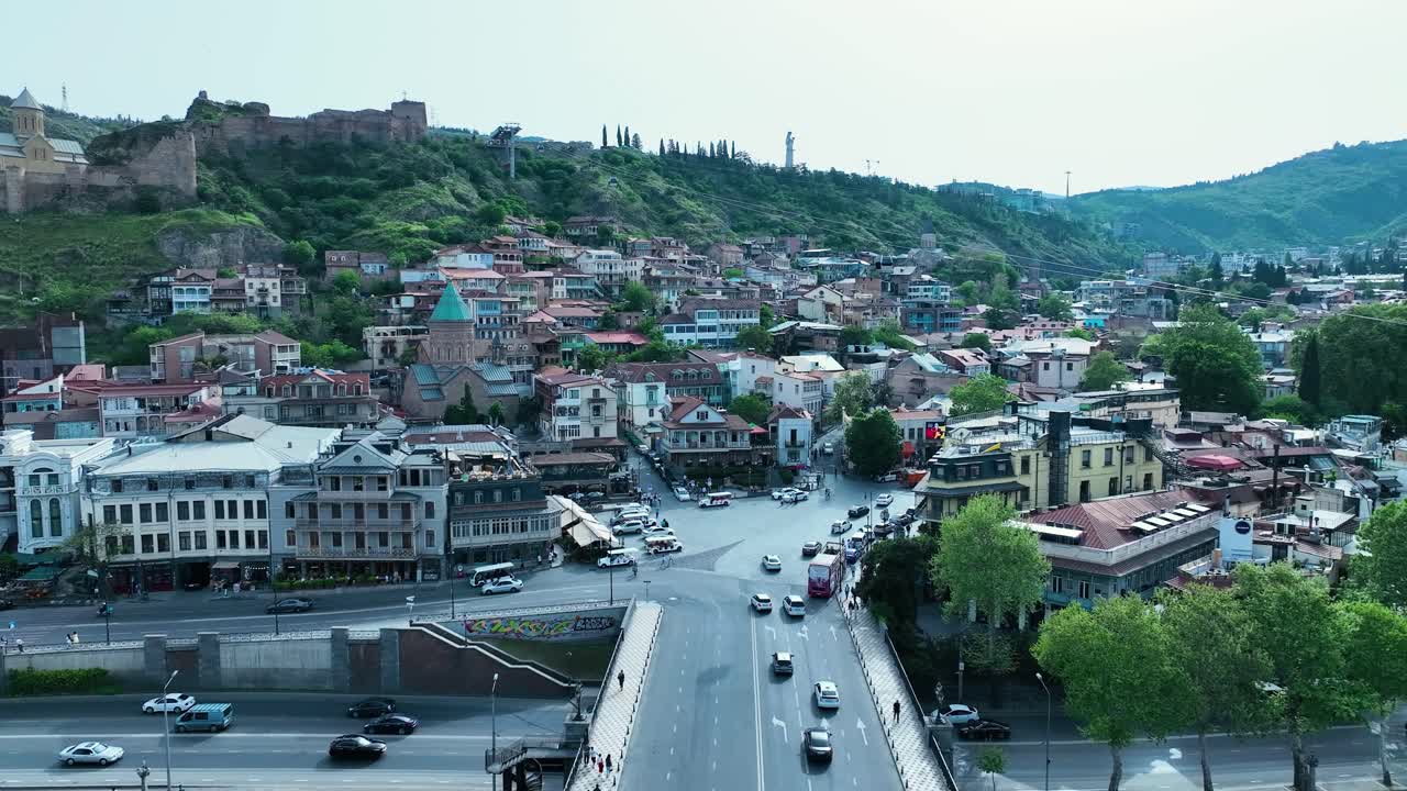 ciudad vieja de tbilisi, georgia, rodaje de drones para la vieja tbilisi con la naturaleza y los edificios antiguos y la iglesia con s